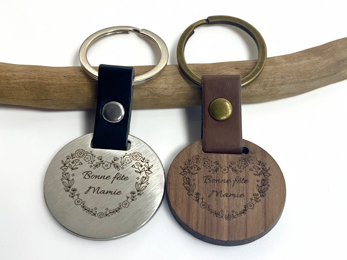 Porte-clés personnalisés fête des grands-mères gravés Bonne fête Mamie, acier et bois, sur une branche