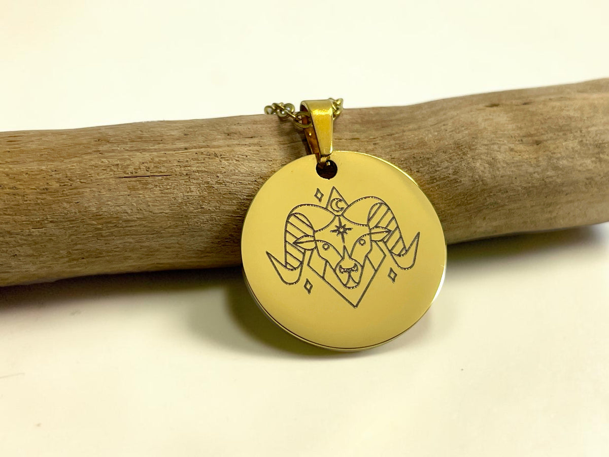 Pendentif médaille ronde dorée Atelier Shironeko en acier inoxydable avec gravure laser du signe astrologique Bélier