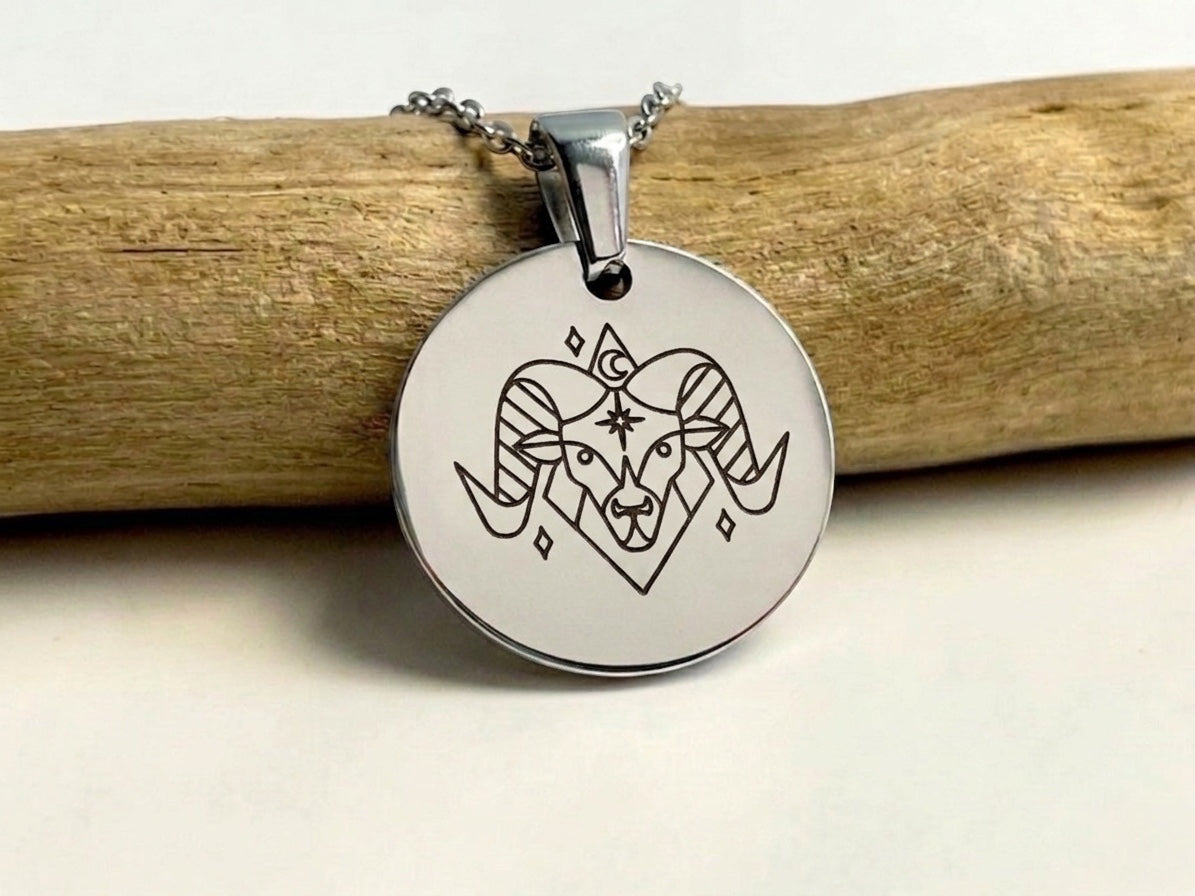 Pendentif médaille ronde Atelier Shironeko en acier inoxydable avec gravure laser du signe astrologique Bélier