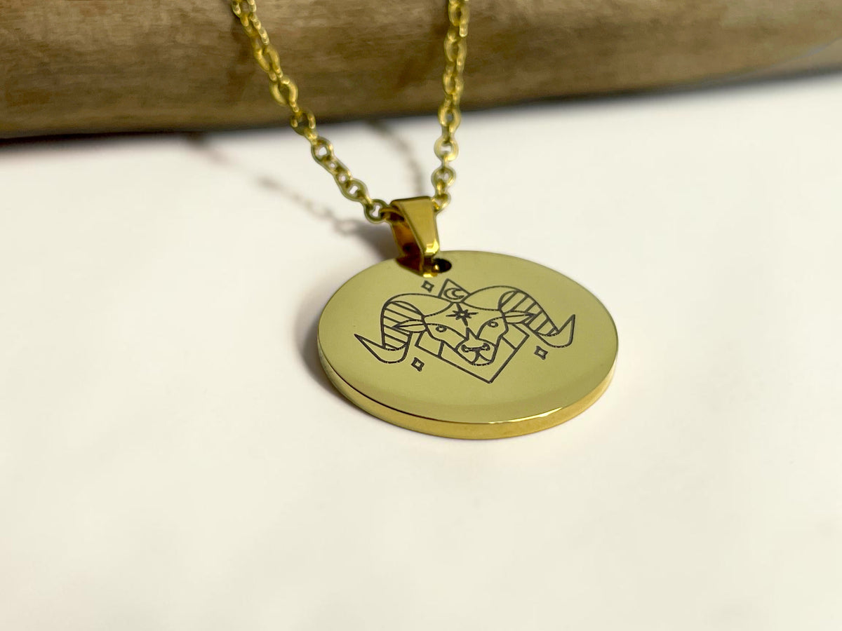 Pendentif médaille ronde dorée Atelier Shironeko en acier inoxydable avec gravure laser du signe astrologique Bélier