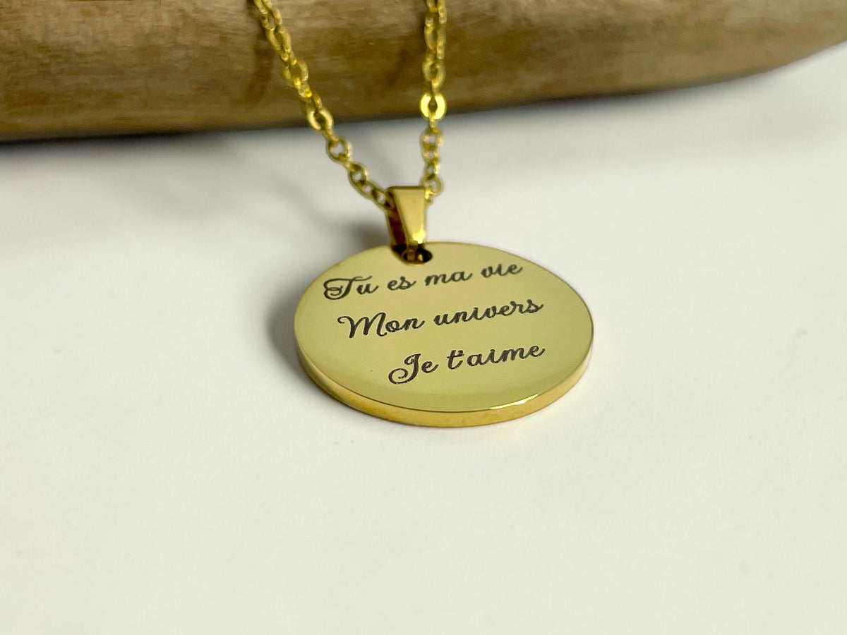 Pendentif Atelier Shironeko en acier inoxydable doré avec message gravé personnalisé sur une médaille ronde
