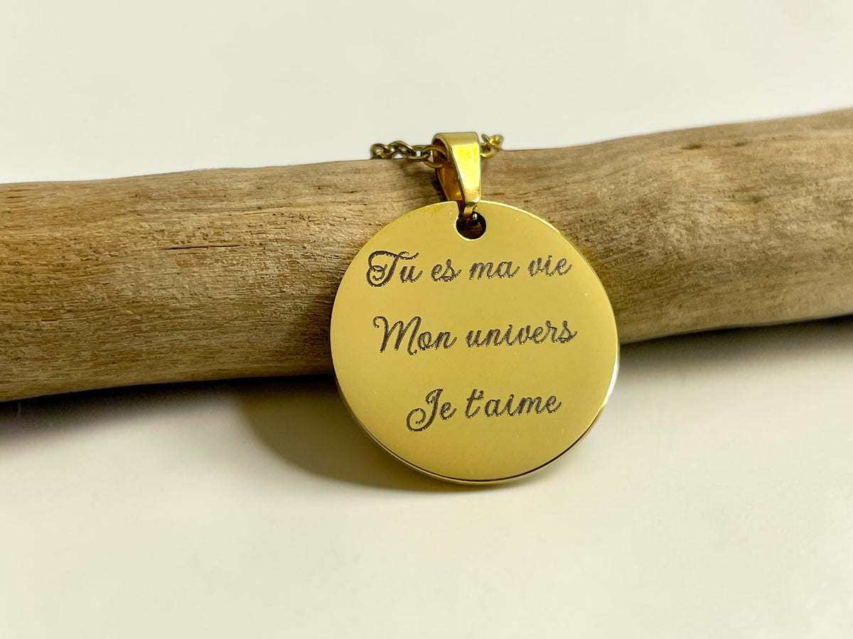 Pendentif médaille ronde dorée Atelier Shironeko en acier inoxydable avec message gravé personnalisé au verso