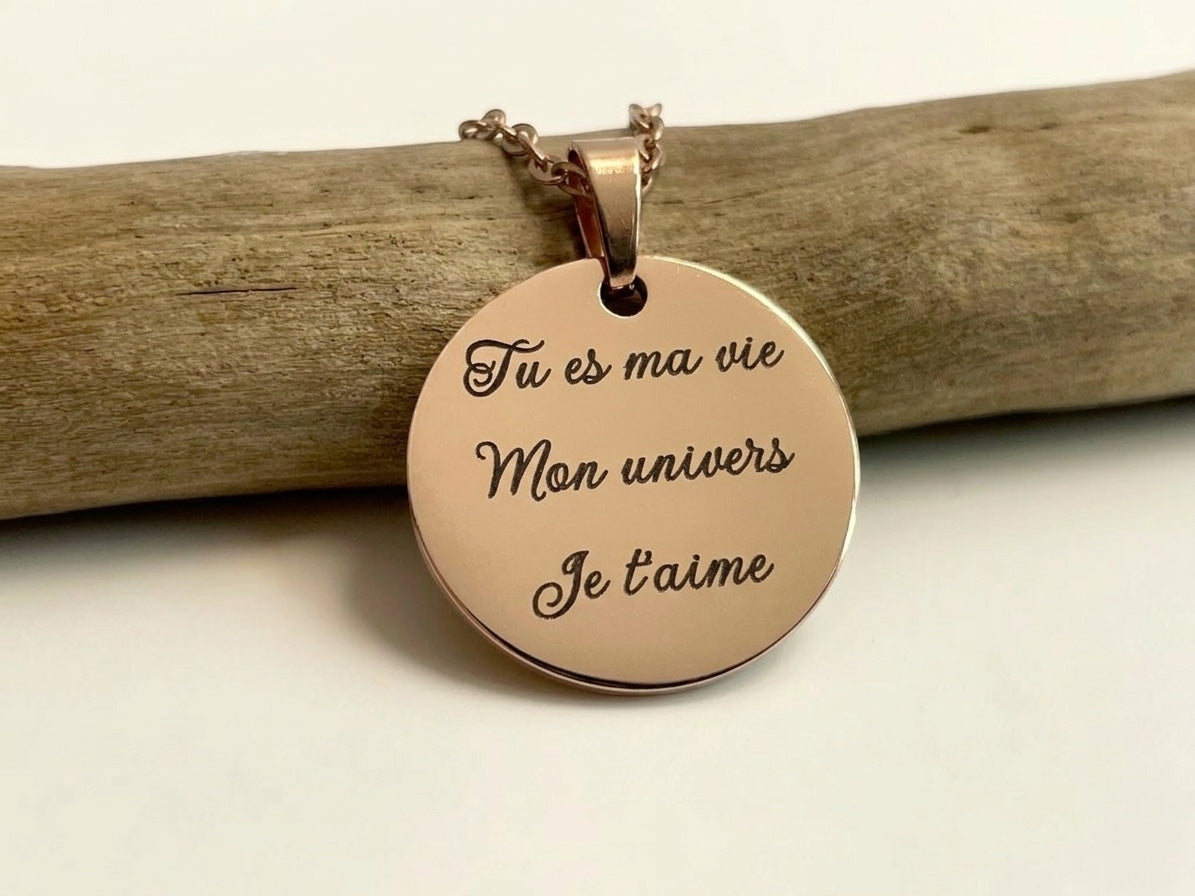 Pendentif médaille ronde personnalisée Atelier Shironeko en acier inoxydable doré rose avec message gravé au verso